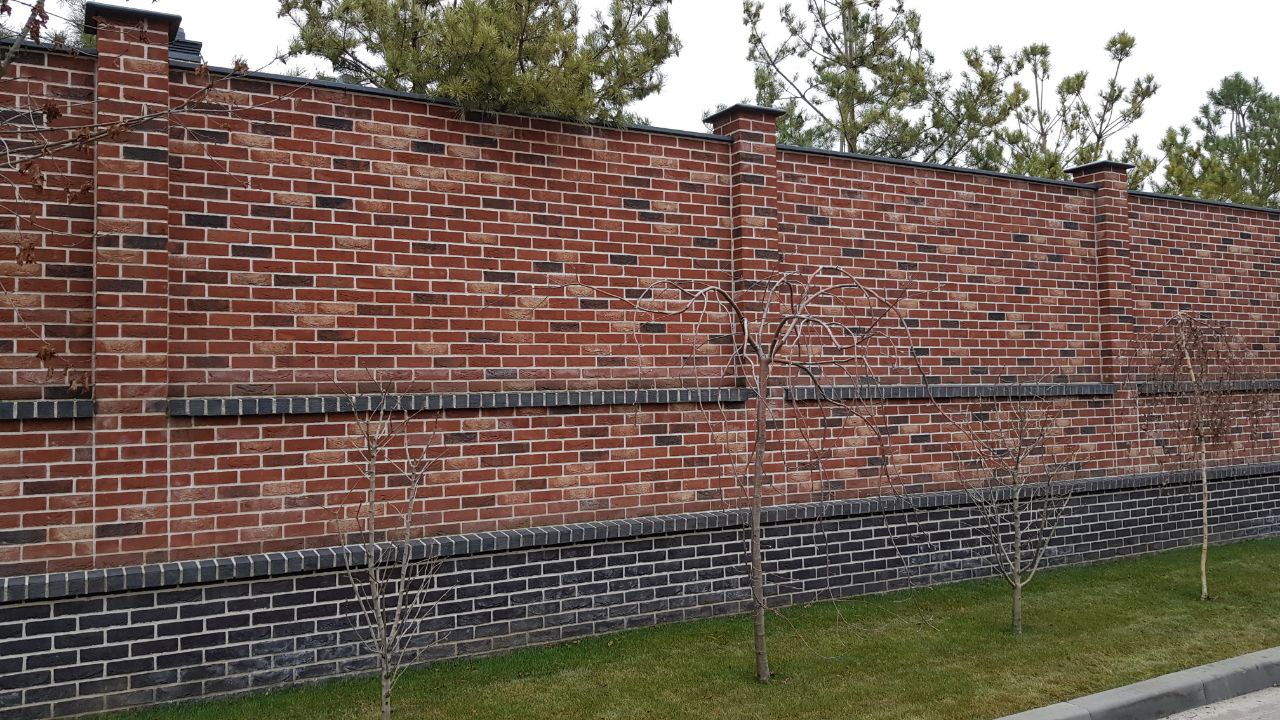 Паркан з цегли